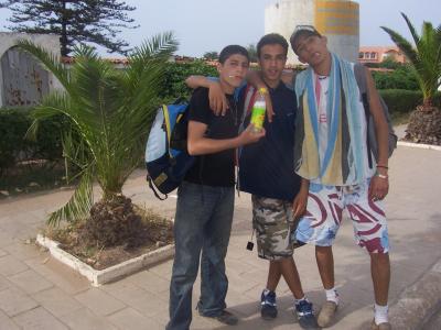 moi et ayoub et mohamed de retour de la plage sablete